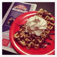 10/13/2013 tarihinde Amber G.ziyaretçi tarafından Waffle Brothers Pub Style'de çekilen fotoğraf