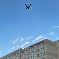 รูปภาพถ่ายที่ Courtyard by Marriott Montreal Airport โดย Dermawan T. เมื่อ 8/23/2021