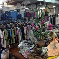 Photo taken at เจ๊กิม เสื้อผ้ามือสอง ตรงข้ามการไฟฟ้าสามเสน by Bhornnicha M. on 10/22/2012
