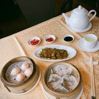 Das Foto wurde bei Ngân Đình Restaurant von brent k. am 10/30/2022 aufgenommen