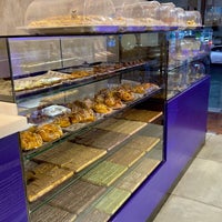Photo taken at مخابز ذوقيات || Zawkiyat Bakery by Nawaf W. on 8/7/2023