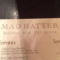 Foto tirada no(a) Mad Hatter Bar por Matthew C. em 10/27/2018