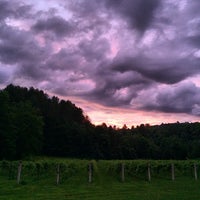 Das Foto wurde bei Fresh Tracks Farm Vineyard &amp;amp; Winery von Tracy R. am 7/5/2014 aufgenommen