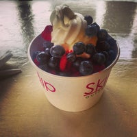 รูปภาพถ่ายที่ Skinnidip Frozen Yogurt โดย Whitney M. เมื่อ 6/17/2013