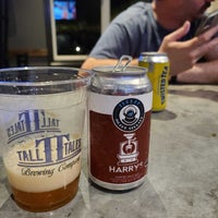 Das Foto wurde bei Tall Tales Brewery And Pub von Trisha T. am 7/8/2022 aufgenommen