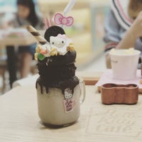 Photo taken at Hello Kitty Cafe by Rulan Piri on 11/29/2016