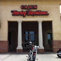 5/15/2013 tarihinde Aaron T.ziyaretçi tarafından Cajun Harley-Davidson'de çekilen fotoğraf