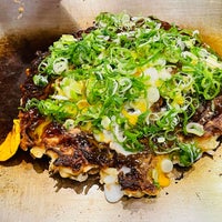 Photo taken at Okonomiyaki Kiji by ELNINO エ. on 10/10/2022