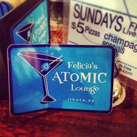 รูปภาพถ่ายที่ Felicia&amp;#39;s Atomic Lounge โดย Todd H. เมื่อ 9/1/2013