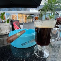 Foto scattata a Deco Drive Cigars and Hookah Lounge da Kahraman U. il 10/4/2021