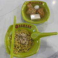 Foto diambil di Kim San Leng Food Centre oleh Lebel pada 5/6/2022