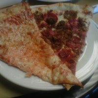 Foto scattata a Gino&amp;#39;s NY Pizza da Shenequa W. il 11/27/2011