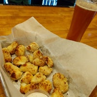 Photo taken at Über Tap Room and Cheese Bar by Bribble L. on 11/7/2017