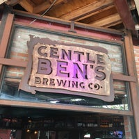 รูปภาพถ่ายที่ Gentle Ben&amp;#39;s Brewing Co. โดย Matt W. เมื่อ 11/15/2017