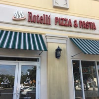 Foto tirada no(a) Rotelli Pizza &amp;amp; Pasta por Matt W. em 12/29/2017