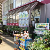 Photo taken at 島忠 ホームズ 足立小台店 by Mari I. on 5/27/2018