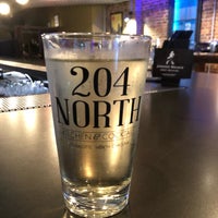 Foto tomada en 204 North Kitchen &amp;amp; Cocktails  por Ericu D. el 7/10/2019