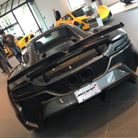 Das Foto wurde bei McLaren Auto Gallery Beverly Hills von Bong Ki K. am 1/11/2016 aufgenommen