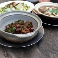 Photo taken at Kai Tian Bak Kut Teh (开天记瓦煲肉骨茶) by Meng H. on 4/28/2014