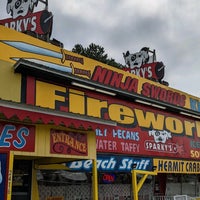 Foto diambil di Sparky&amp;#39;s Fireworks / Sparky&amp;#39;s Pecan Outlet oleh Ken P. pada 6/16/2022