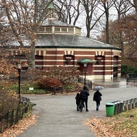 Foto diambil di Central Park Carousel oleh Gordon P. pada 12/15/2022