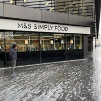 Foto tirada no(a) M&amp;amp;S Simply Food por Gordon P. em 1/12/2021
