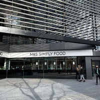 Foto diambil di M&amp;amp;S Simply Food oleh Gordon P. pada 2/12/2021