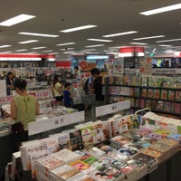 Photo taken at Popular Bookstore by Cheen T. on 8/28/2016