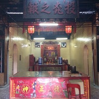 Photo taken at 萬山福德祠 Mun San Fook Tuck Chee Temple by Cheen T. on 11/13/2013