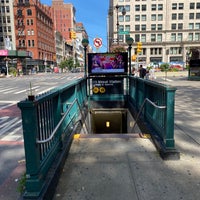 Photo taken at MTA Subway - 23rd St (R/W) by Cheen T. on 7/24/2022