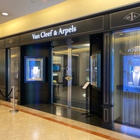 Photo taken at Van Cleef &amp;amp; Arpels by Cheen T. on 9/9/2021