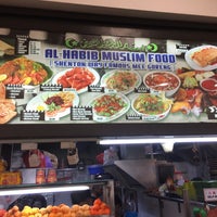 Photo taken at Al-Habib Muslim Food (Shenton Way Famous Mee Goreng) by Cheen T. on 5/1/2017