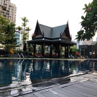 Photo taken at The Athenee Hotel Swimming Pool by Kenny L. on 8/2/2019