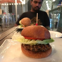 รูปภาพถ่ายที่ B&amp;amp;B Burger &amp;amp; Beer โดย Dinakar T. เมื่อ 9/5/2017