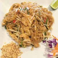 Foto diambil di Jasmine Thai Restaurant oleh Martin L. pada 10/15/2014