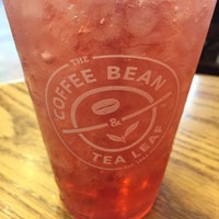 Снимок сделан в The Coffee Bean &amp; Tea Leaf пользователем Raymond Y. 6/28/2017