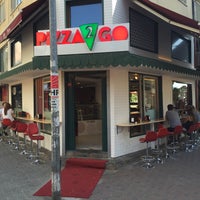 Foto diambil di Pizza2Go oleh Ozan K. pada 7/17/2015