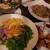 Foto tomada en Thai Dishes  por Brian C. el 10/16/2018