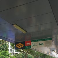 Photo taken at Taxi Stand @ Buona Vista MRT Station by しふぉつじ . on 11/22/2017