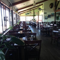 7/10/2013 tarihinde Maui Hawaiiziyaretçi tarafından Buzz&amp;#39;s Wharf Resturant'de çekilen fotoğraf