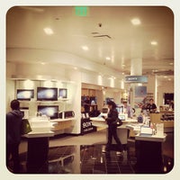 Photo taken at Sony Store by Alfonso G. on 9/21/2013