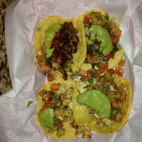 11/13/2013 tarihinde John Eric P.ziyaretçi tarafından Los Tacos'de çekilen fotoğraf