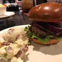 Foto tomada en Red Hot &amp;amp; Blue  -  Barbecue, Burgers &amp;amp; Blues  por Greg H. el 11/3/2018