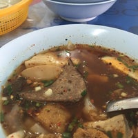 Photo taken at ก๋วยจั๊บน้ำข้น by MaMeaw E. on 1/9/2016
