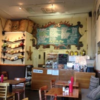 10/14/2012 tarihinde Bob Y.ziyaretçi tarafından Vees Cafe'de çekilen fotoğraf