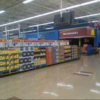 Foto tomada en Walmart Supercentre  por Ady P. el 11/3/2012