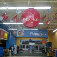 Foto scattata a Walmart Supercentre da Ady P. il 11/3/2012
