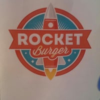 Foto tomada en Rocket Burger Cafe  por fish el 9/19/2013
