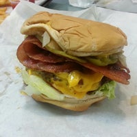 Das Foto wurde bei Giant Hamburgers von Dave R. am 8/3/2013 aufgenommen
