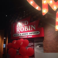 Photo taken at Red Robin Gourmet Burgers and Brews by Wolffie on 3/7/2017
